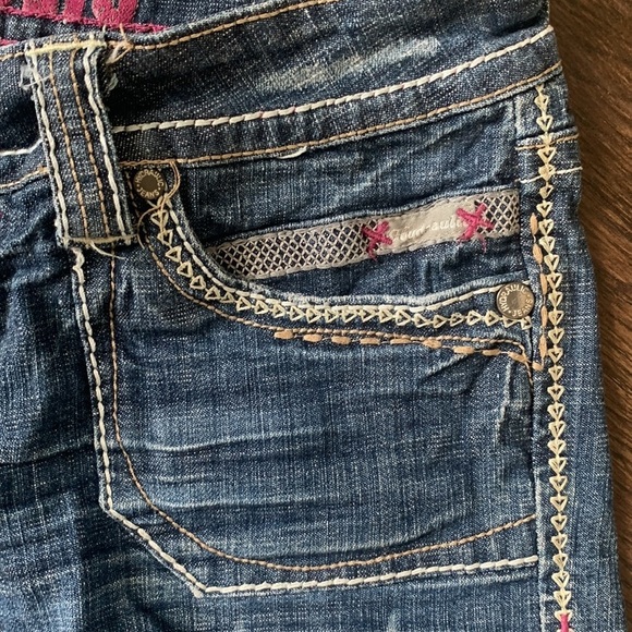 Hydraulic medium wash distressed and embroidered jean shorts size 3/4 - Picture 4 of 6